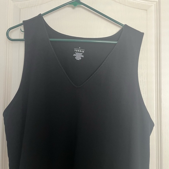 Torrid V neck no sleeve black shirt. 4X - Picture 3 of 4